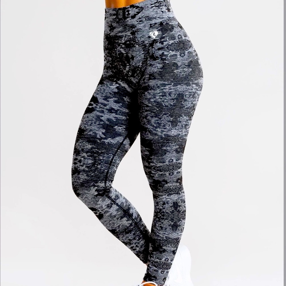 Women’s Best CAMO SEAMLESS LEGGINGS Black Medium NWT